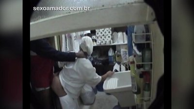 Мотобой жеткізу арасында мейрамханада тазалаушы әйелмен жыныстық қатынасқа түседі